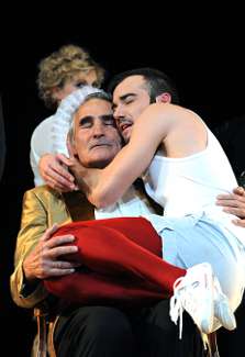 Carlos buhlt vergebens um die Zuneigung des Vaters. Szene Staatstheater Mainz. Foto: Bettina Mller