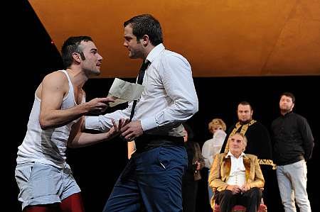 Carlos (Stefan Graf, l.) im geheimen Disput mit Marquis von Posa (Andr� Willmund), in Mainz allerdings unter strenger Beobachtung der �brigen Hausgesellen.